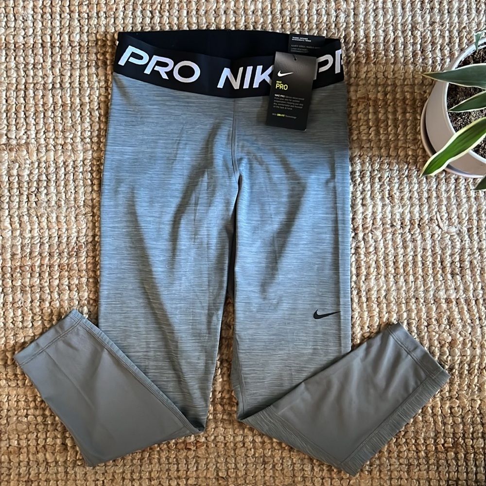 NIKE Cropped Leggings